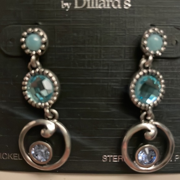 Fun and flirty earrings! NWT - Picture 6 of 7